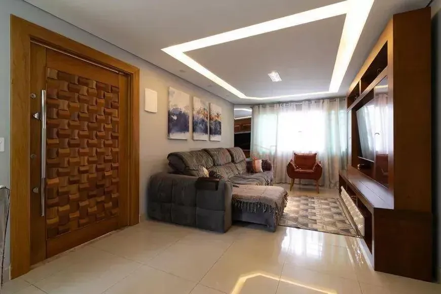 Foto do imóvel - Sobrado à venda com 4 quartos, 2 suítes, 339 m², 3 banheiros e churrasqueira no condomínio em