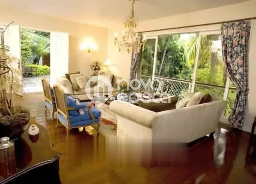 Foto do imóvel - Casa à venda com 6 quartos, 1 suíte, 557 m², de 3 a 8 banheiros e 4 vagas na garagem em