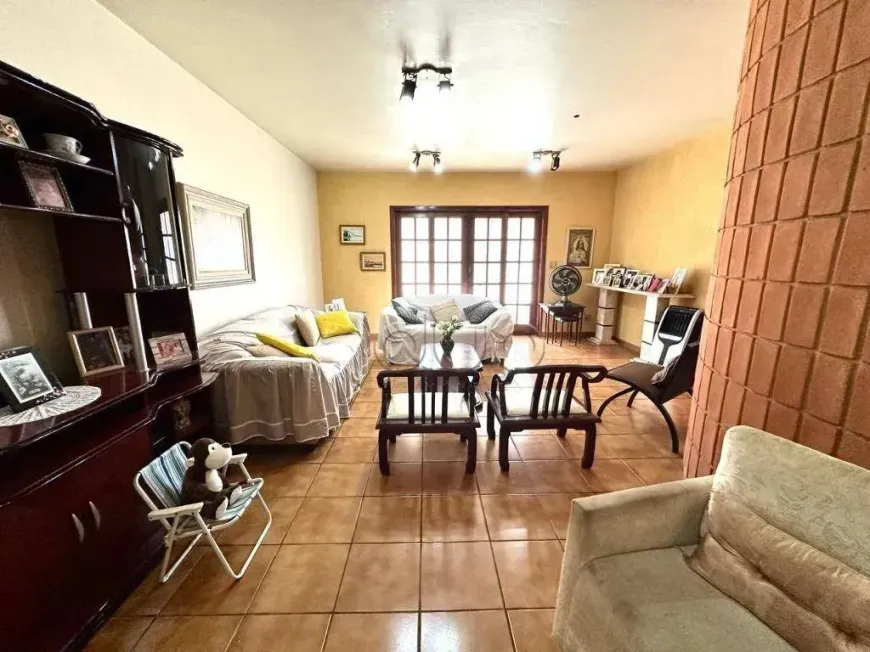 Foto do imóvel - Casa à venda com 4 quartos, 1 suíte, 257 m², 4 banheiros e 4 vagas em