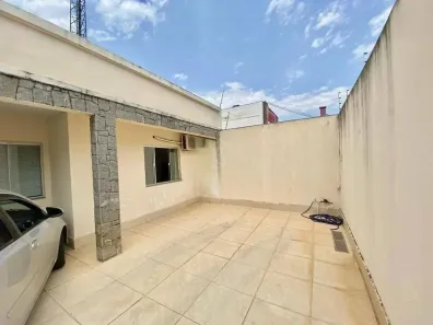 Casa com 3 Quartos para alugar, 20m² no Centro, Marília