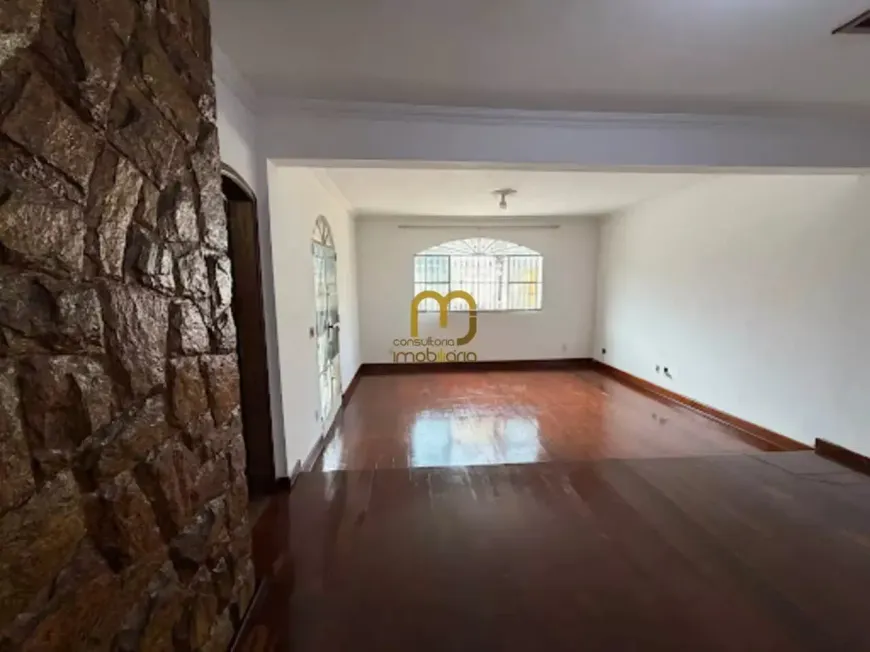 Foto do imóvel - Casa para alugar com 3 quartos, sendo 1 suíte, 3 banheiros, 1 vaga na garagem e aceita animais.
