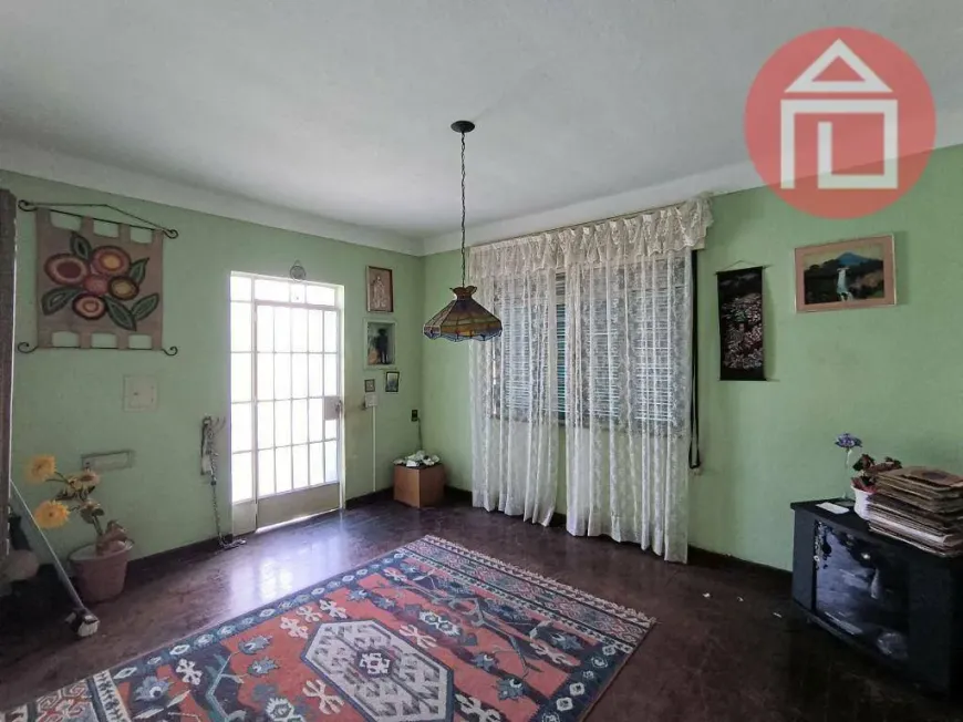Foto do imóvel - Casa à venda com 2 quartos, 2 banheiros, 1 vaga na garagem e quintal aceitando animais em