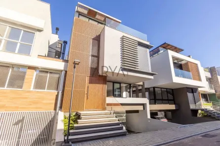 Casa de Condomínio com 3 Quartos à venda, 245m² no Campo Comprido, Curitiba