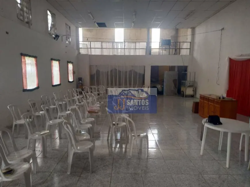 Foto do imóvel - O galpão comercial na frente possui 01 banheiro anexado