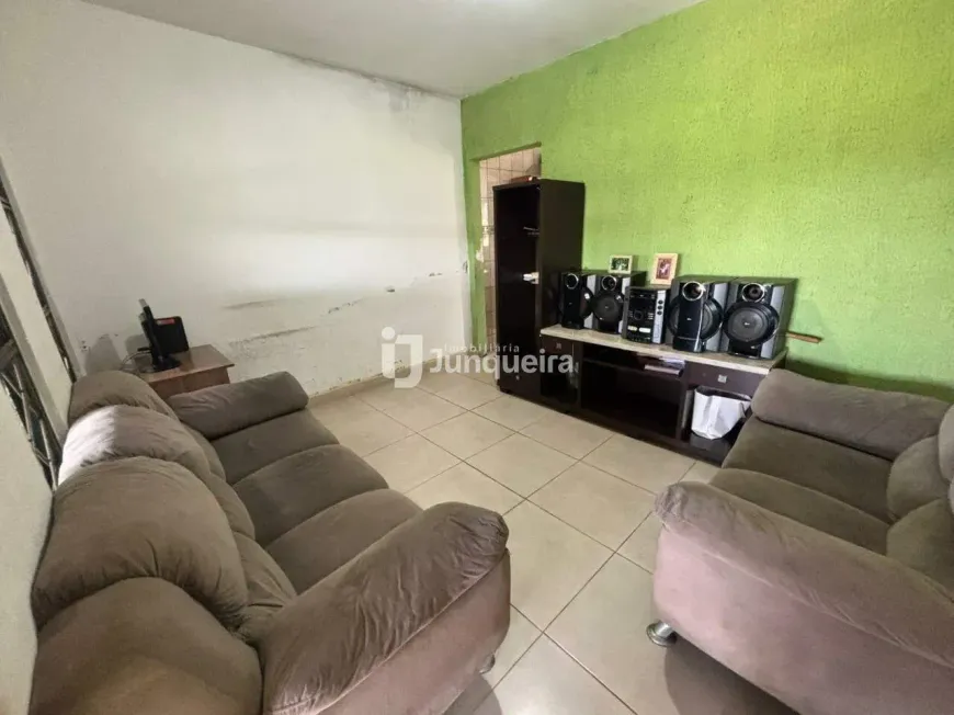 Foto do imóvel - Casa à venda com 2 quartos, 1 banheiro e 2 vagas na garagem em