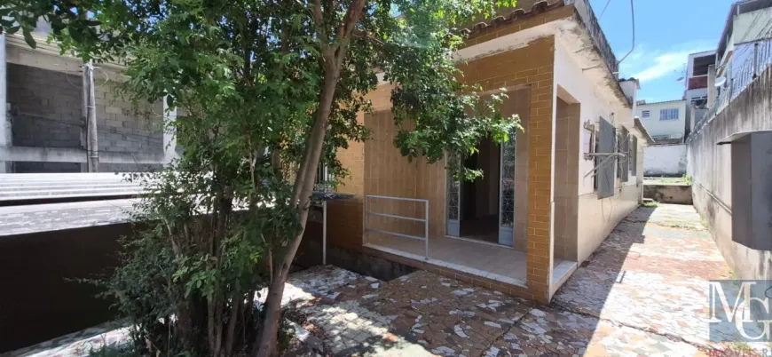 Foto do imóvel - Casa à venda com 3 quartos, 1 banheiro e 1 vaga na garagem próxima à Estação Duque De Caxias em