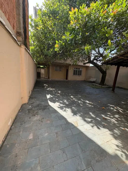 Foto do imóvel - Casa de térreo para alugar com 3 quartos, sendo 1 suíte, 2 banheiros, 2 vagas e aceita animais.
