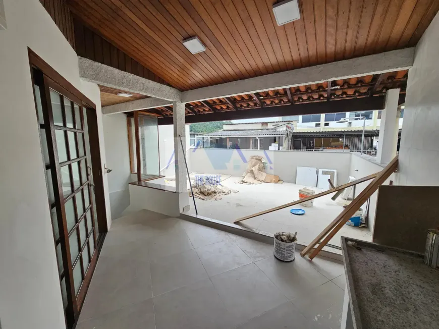 Foto do imóvel - Sobrado para alugar com 2 quartos, 2 suítes, 4 banheiros, 1 vaga na garagem e varanda em