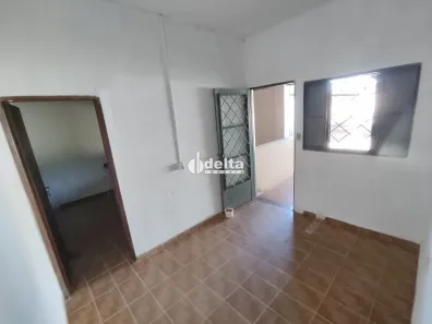 Casa com 2 Quartos para alugar, 150m² no Planalto, Uberlândia