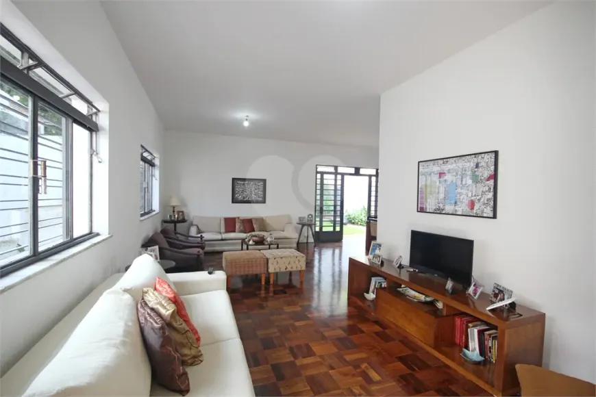 Foto do imóvel - Casa à venda com 3 quartos, 1 suíte, 198 m², 2 banheiros e quintal próximo ao Metrô Santuário.