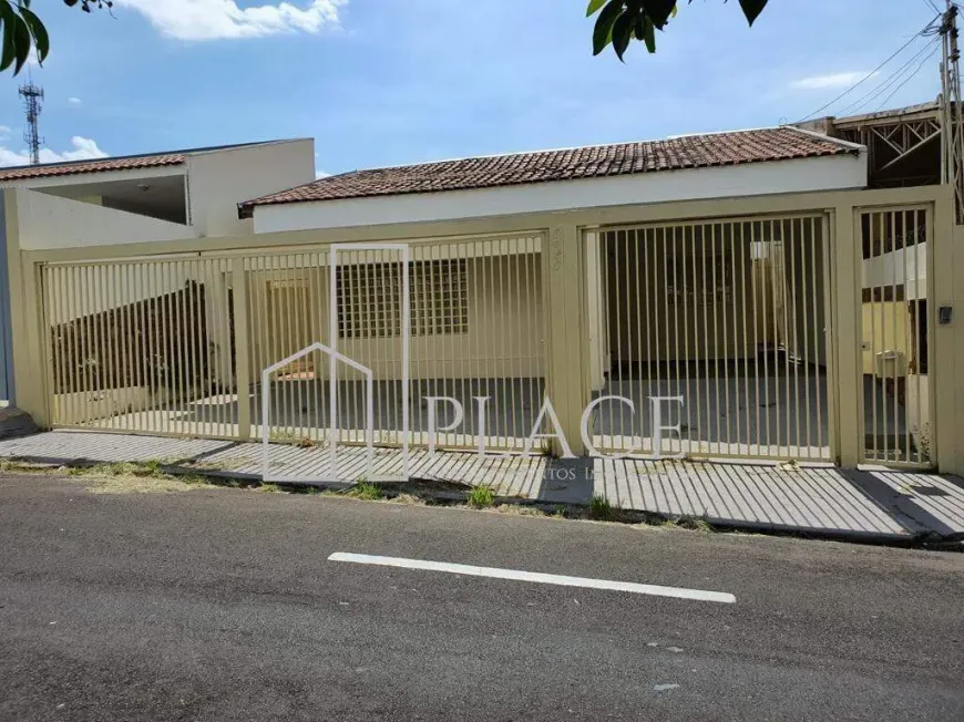Foto do imóvel - Casa para alugar com 3 quartos, 1 suíte, 2 banheiros, 4 vagas na garagem e 247 m² em