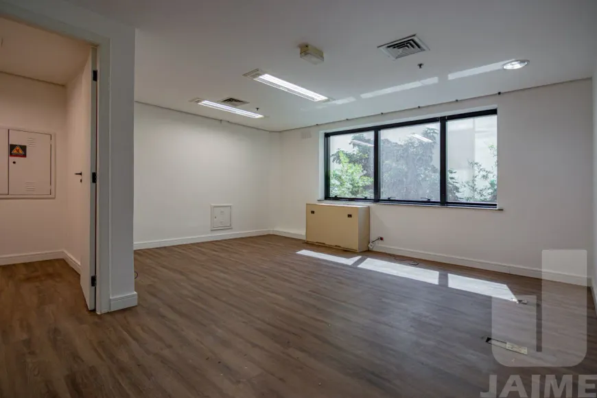 Foto do imóvel - Imóvel comercial disponível para locação e compra com 37 m², 1 banheiro e 1 vaga na garagem.