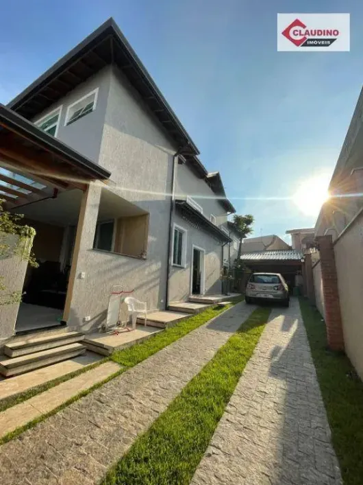 Foto do imóvel - Sobrado à venda com 3 quartos, 2 suítes, 250 m², 2 banheiros e 6 vagas na garagem em