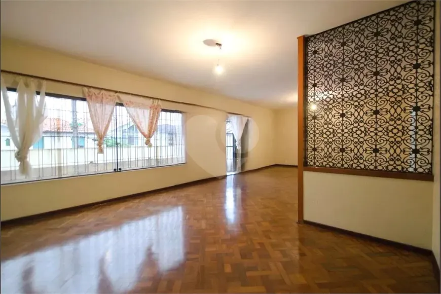 Foto do imóvel - Casa à venda com 4 quartos, 2 suítes, 382 m², 3 banheiros e 4 vagas próxima ao Metrô Ana Rosa.