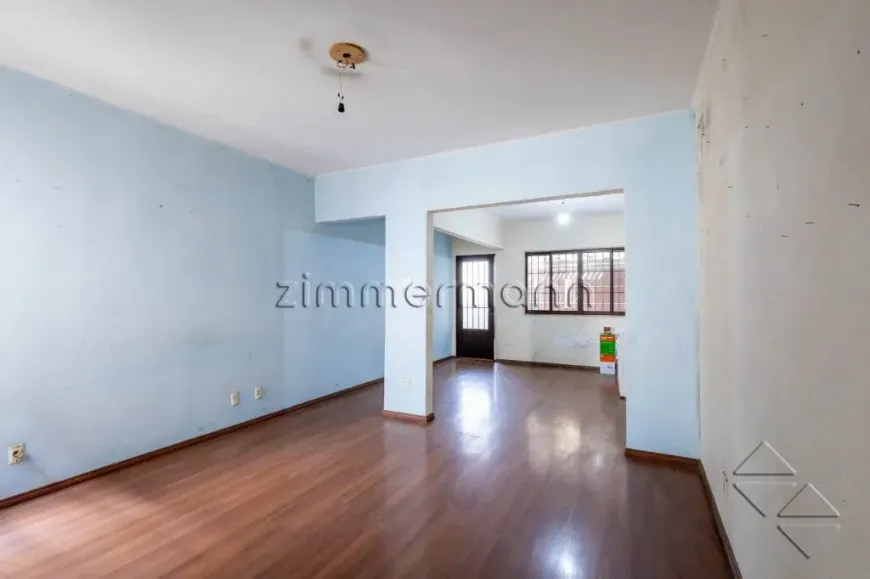 Foto do imóvel - Sobrado à venda com 3 quartos, 2 banheiros, 7 vagas na garagem, quintal e aceita animais em