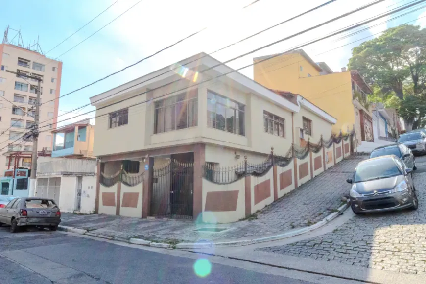 Foto do imóvel - Casa à venda com 3 quartos, 2 suítes, 194 m², 4 banheiros e 2 vagas próximo ao Metrô Vila.