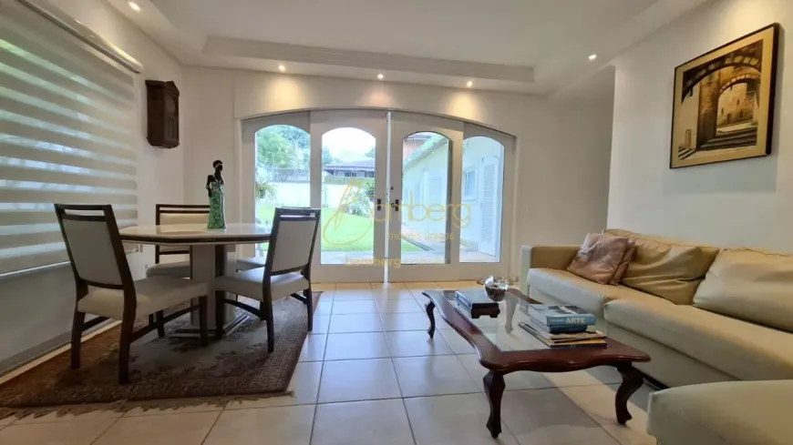 Foto do imóvel - Casa à venda com 3 quartos, 3 suítes, 385 m², 5 banheiros e 4 vagas na garagem em