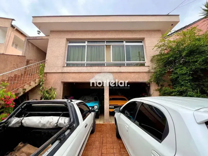 Foto do imóvel - Casa à venda com 3 quartos, 2 banheiros, 4 vagas na garagem e quintal em