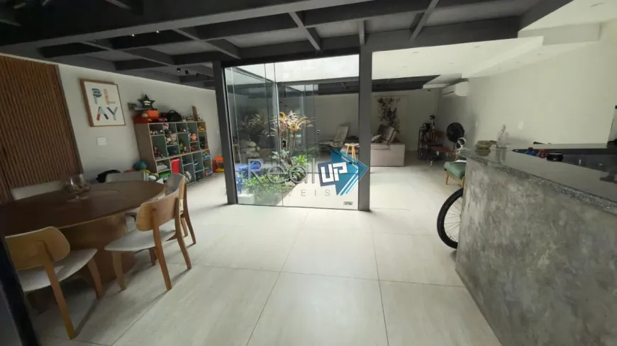 Foto do imóvel - Casa de condomínio para alugar com 3 quartos, sendo 2 suítes, 240 m², 3 banheiros, 1 vaga.