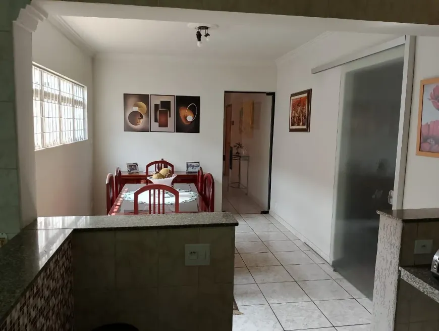 Foto do imóvel - Casa à venda com 3 quartos, 1 suíte, 220 m², de 1 a 2 banheiros e 3 a 4 vagas, com quintal e.