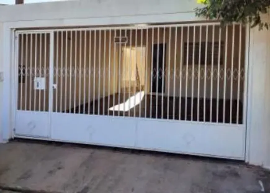 Foto do imóvel - Casa à venda com 2 quartos, 1 banheiro e 2 vagas na garagem em