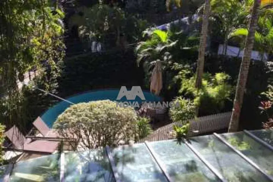 Foto do imóvel - Casa à venda com 4 quartos, 2 suítes, 300 m², 5 banheiros e 3 vagas na garagem em