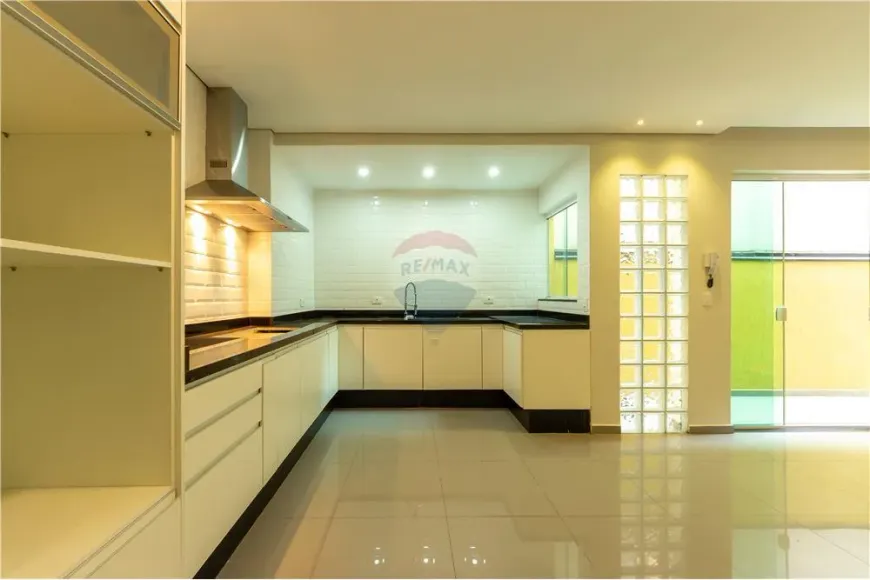 Foto do imóvel - Sobrado à venda com 3 quartos, 3 suítes, 240 m², 5 banheiros e 2 vagas na garagem em
