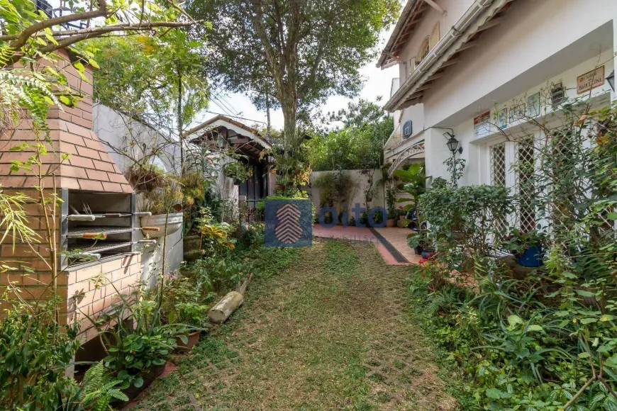 Foto do imóvel - Casa à venda com 4 quartos, 2 suítes, 279 m², 5 banheiros e 4 vagas próxima à Estação Clínicas.