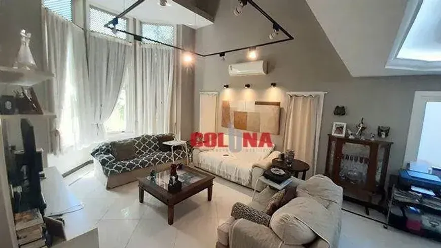 Foto do imóvel - Casa à venda com 3 quartos, 3 suítes, 257 m², 5 banheiros e 3 vagas na garagem em