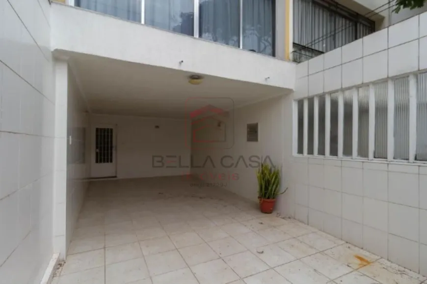 Foto do imóvel - Sobrado à venda com 3 quartos, 1 banheiro, 3 vagas na garagem, quintal e aceita animais próximo.