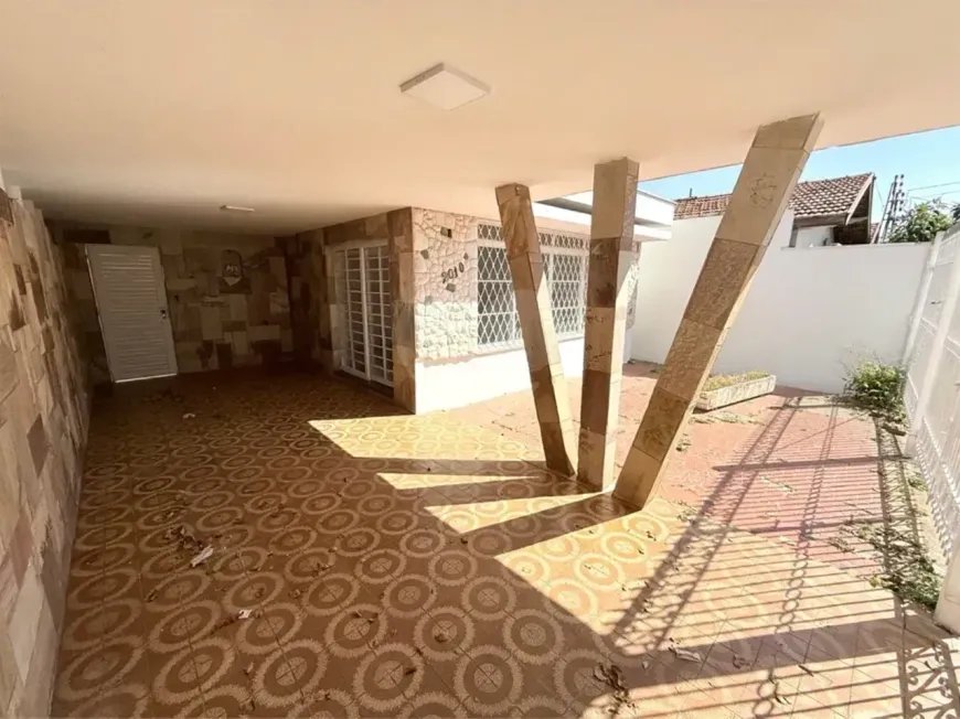 Foto do imóvel - Casa para alugar com 4 quartos, 1 suíte, 256 m², 3 banheiros e 3 vagas aceitando animais em