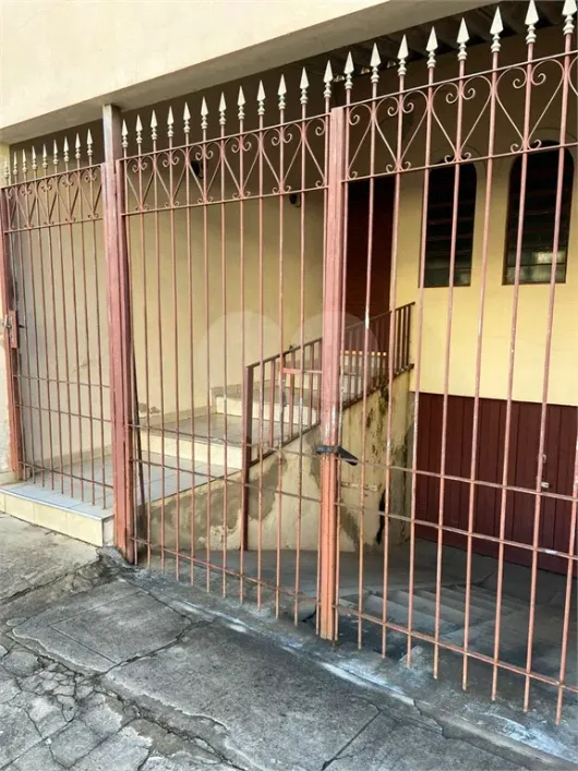 Foto do imóvel - Casa à venda com 3 quartos, 1 suíte, 3 banheiros e quintal, 239 m² em