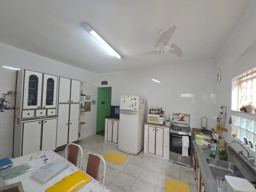 Foto do imóvel - Casa à venda com 3 quartos, 2 banheiros e 1 vaga na garagem em
