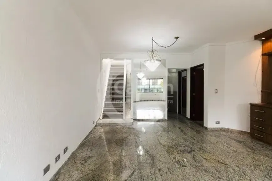 Foto do imóvel - Sobrado à venda com 3 quartos, 1 suíte, 244 m², 5 banheiros e 5 vagas na garagem em