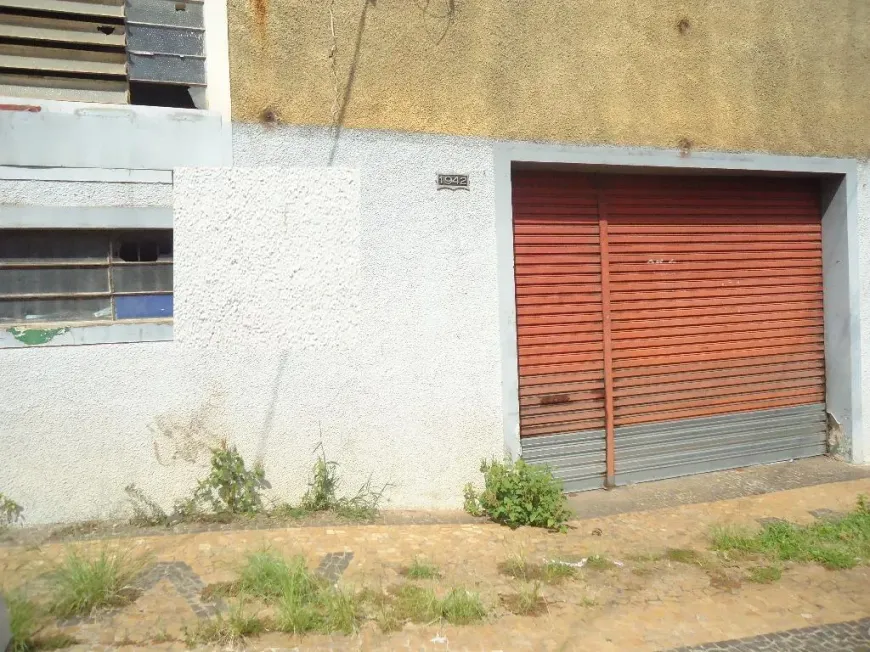 Foto do imóvel - Barracão comercial medindo 300m² com porta de aço,1