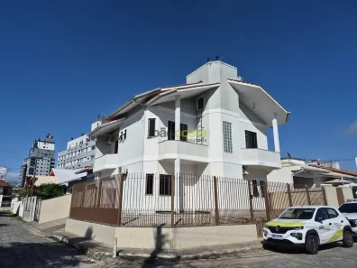 Casa com 4 Quartos para alugar, 220m² no Centro, Palhoça