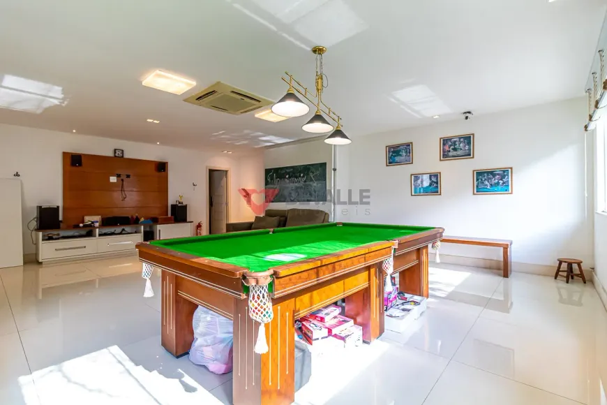 Foto do imóvel - Casa para alugar com 8 quartos, 2 suítes, 595 m², 7 banheiros e 5 vagas na garagem, condomínio.