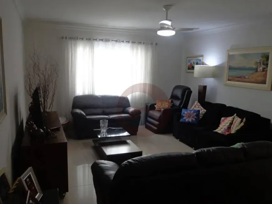 Foto do imóvel - Sobrado à venda com 3 quartos, 3 suítes, 195 m², 2 banheiros e 4 vagas na garagem em