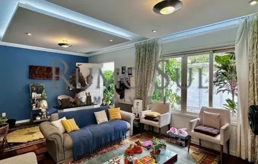 Foto do imóvel - Casa à venda com 4 quartos, 1 suíte, 280 m², 3 banheiros e 3 vagas, próximo ao Metrô Adolfo.