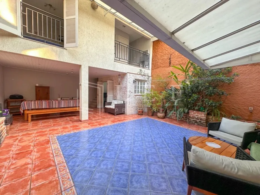 Foto do imóvel - Sobrado à venda com 3 quartos, 1 suíte, de 220 a 225 m², 2 a 5 banheiros, 2 vagas e quintal.