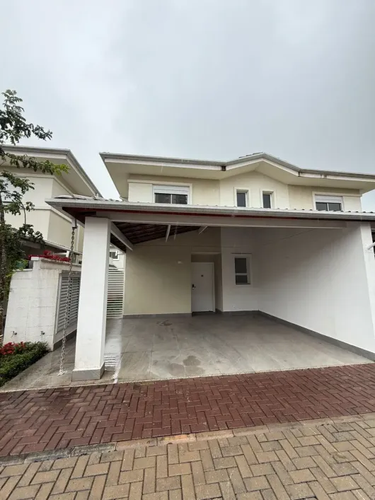 Foto do imóvel - Casa à venda com 3 quartos, 1 suíte, 3 banheiros, 2 vagas na garagem e condomínio com piscina.