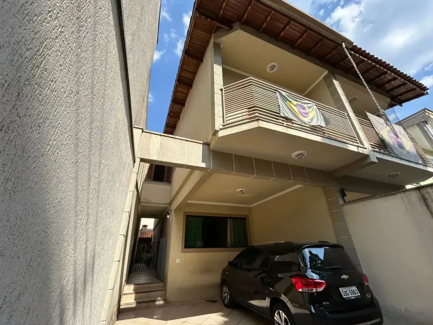 Foto do imóvel - Sobrado à venda com 3 quartos, 1 suíte, 125 m², 3 banheiros e 4 vagas, próximo à Estação Vila.