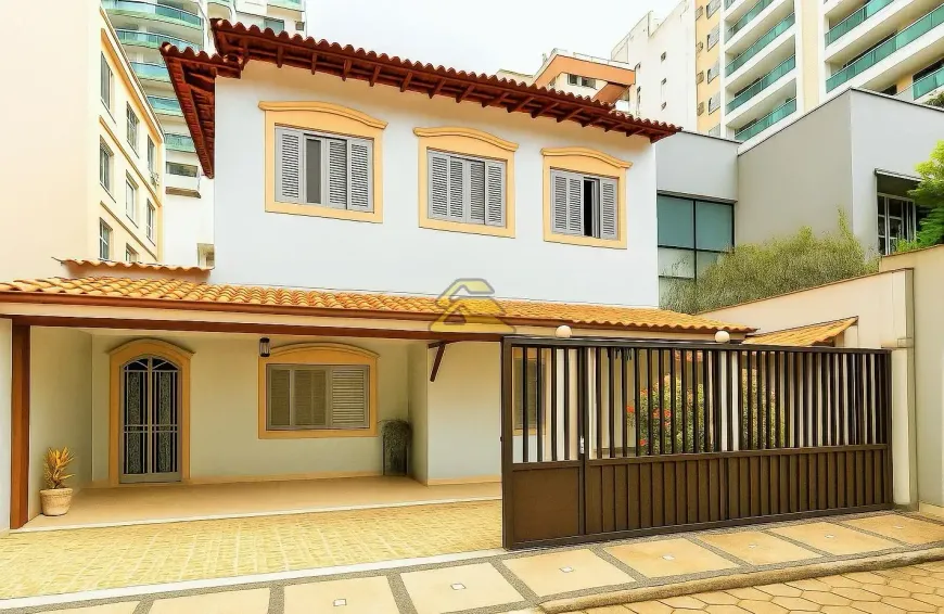 Foto do imóvel - Casa à venda com 5 quartos, 4 suítes, 317 m², 6 banheiros e 4 vagas na garagem em