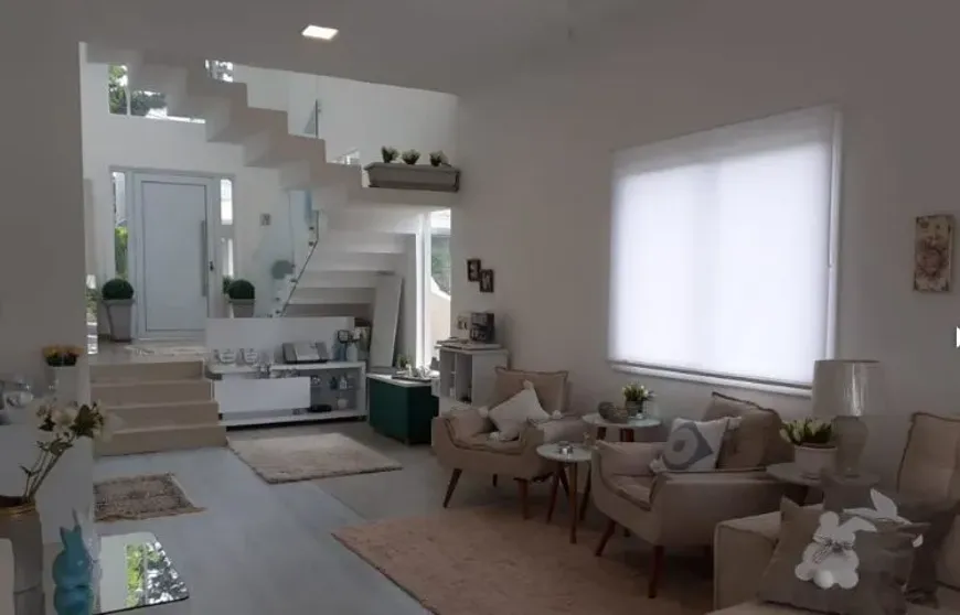 Foto do imóvel - Casa de condomínio à venda com 3 quartos, 1 suíte, de 160 a 170 m², 2 a 3 banheiros e 2 a 4.