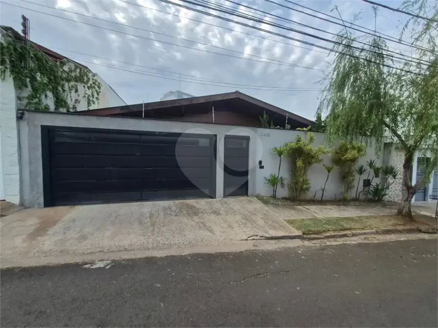 Foto do imóvel - Casa à venda com 3 quartos, 1 suíte, 3 banheiros e 4 vagas na garagem em