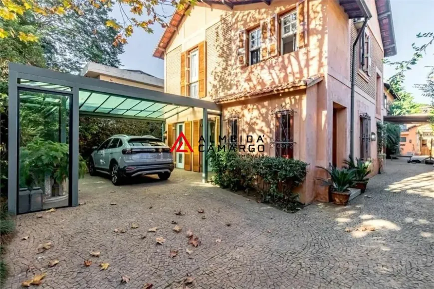 Foto do imóvel - Casa para alugar com 6 quartos, 3 suítes, 5 banheiros e 6 vagas na garagem em