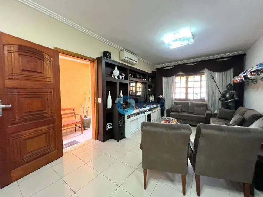 Foto do imóvel - Sobrado à venda com 3 quartos, 3 suítes, 142 m², 5 banheiros e 4 vagas na garagem em