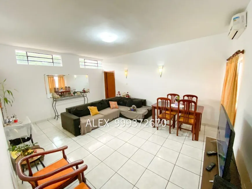 Foto do imóvel - Casa à venda com 4 quartos, 1 suíte, 200 m², 3 banheiros e 2 vagas na garagem em