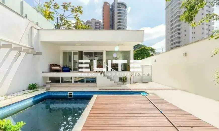 Foto do imóvel - Sobrado à venda com 3 quartos, 3 suítes, 400 m² e 5 vagas próximo à Estação Prefeito Saladino.
