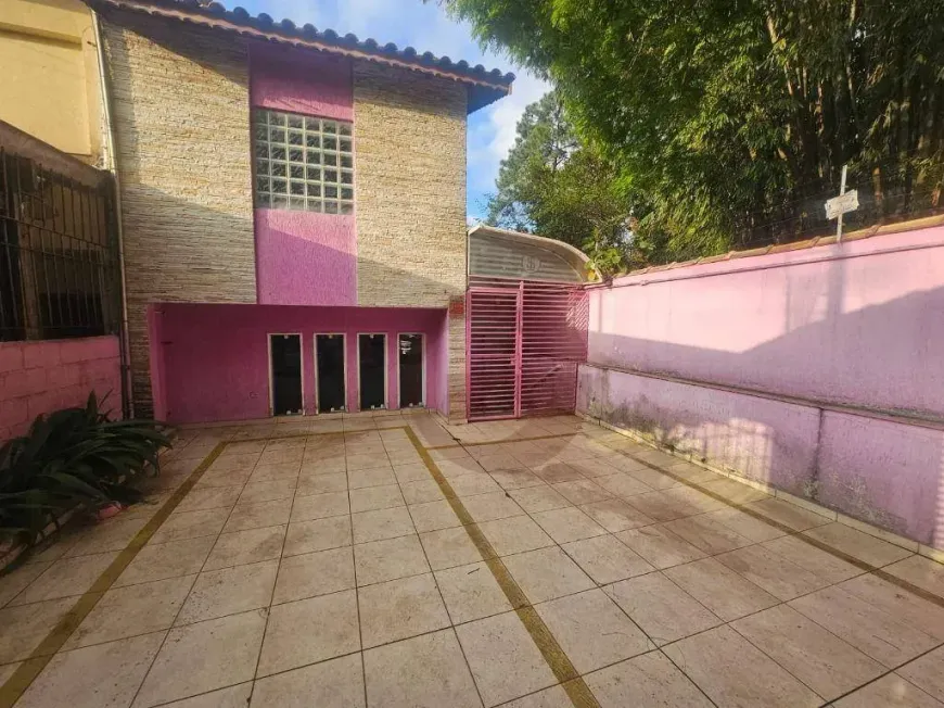 Foto do imóvel - Sobrado à venda com 4 quartos, 1 suíte, 5 banheiros e 2 vagas na garagem em